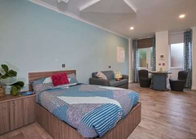 Juniper Studio: Cozy room with a bed, sofa, and dining area.